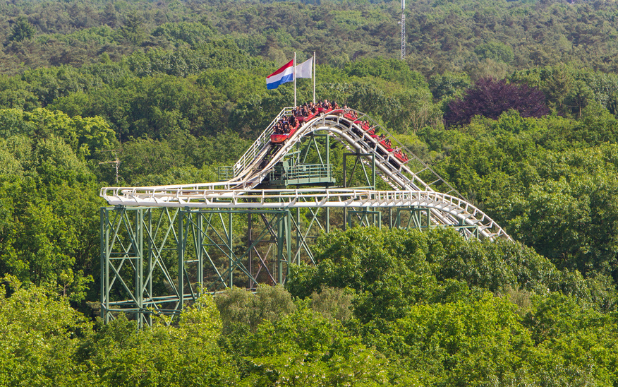 Freizeitpark mit Achterbahn