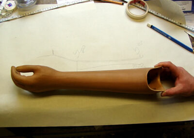 Die korrekten Maße der Unterarm-Prothese werden in der Werkstatt geprüft.