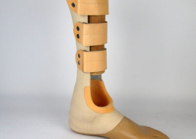 Eine unterschenkellange Fußprothese, hergestellt in Gießharz-Ledertechnik.