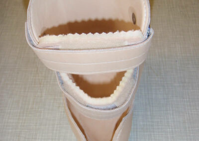Fußprothese aus Leder und Silikon