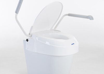 Toilettenaufsatz Aquatec-900 mit Armlehnen von Invacare