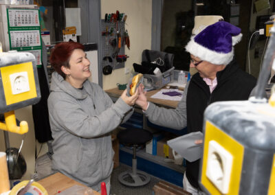 Unser Geschäftsführer Burkhard Püttmann übergibt einen Stutenkerl an Orthopädietechnikerin Susanne in unserer Werkstatt.